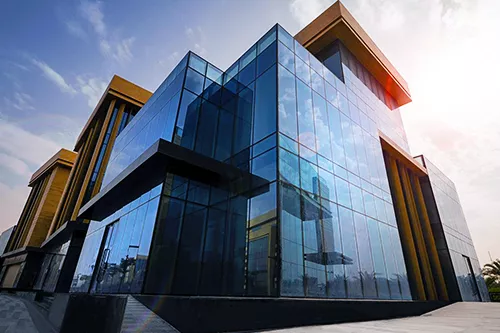 Laysen Valley’s bold, glass-fronted architecture stands as a symbol of modern business excellence, home to Servcorp’s premium offices in one of Riyadh’s most prestigious developments.